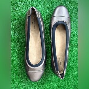 Clark’s Women's‎ Metallic Flats Size 6.5